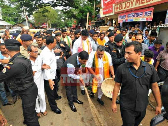 Assam CM cleans Tripura's road
